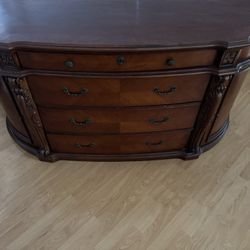 Beautiful dresser MUST GO 