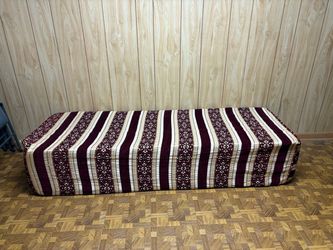 2 Moroccan Sedader with six pillows