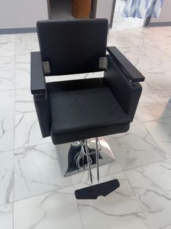 Professional Hydraulic Salon Styling Chair – Black (Excellent Condition)