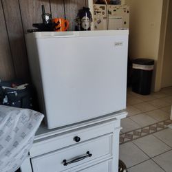 Magic Chef Mini Fridge Works Really Good $40