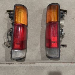 Nissan D21 SE Driver and Passenger Side Tail Lights, Assembly