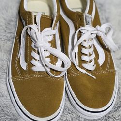 6.5 Womens Vans *New*
