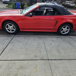 Ford mustang Deluxe Convertible 