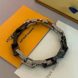 LOUIS VUITTON MONOGRAM Metal Bracelet Men And Women With The Same Couple Models Silver And Black
 