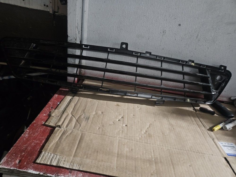 2020 - 2022 Cadillac XT5 Lower
Grille (contact info removed)3 OEM