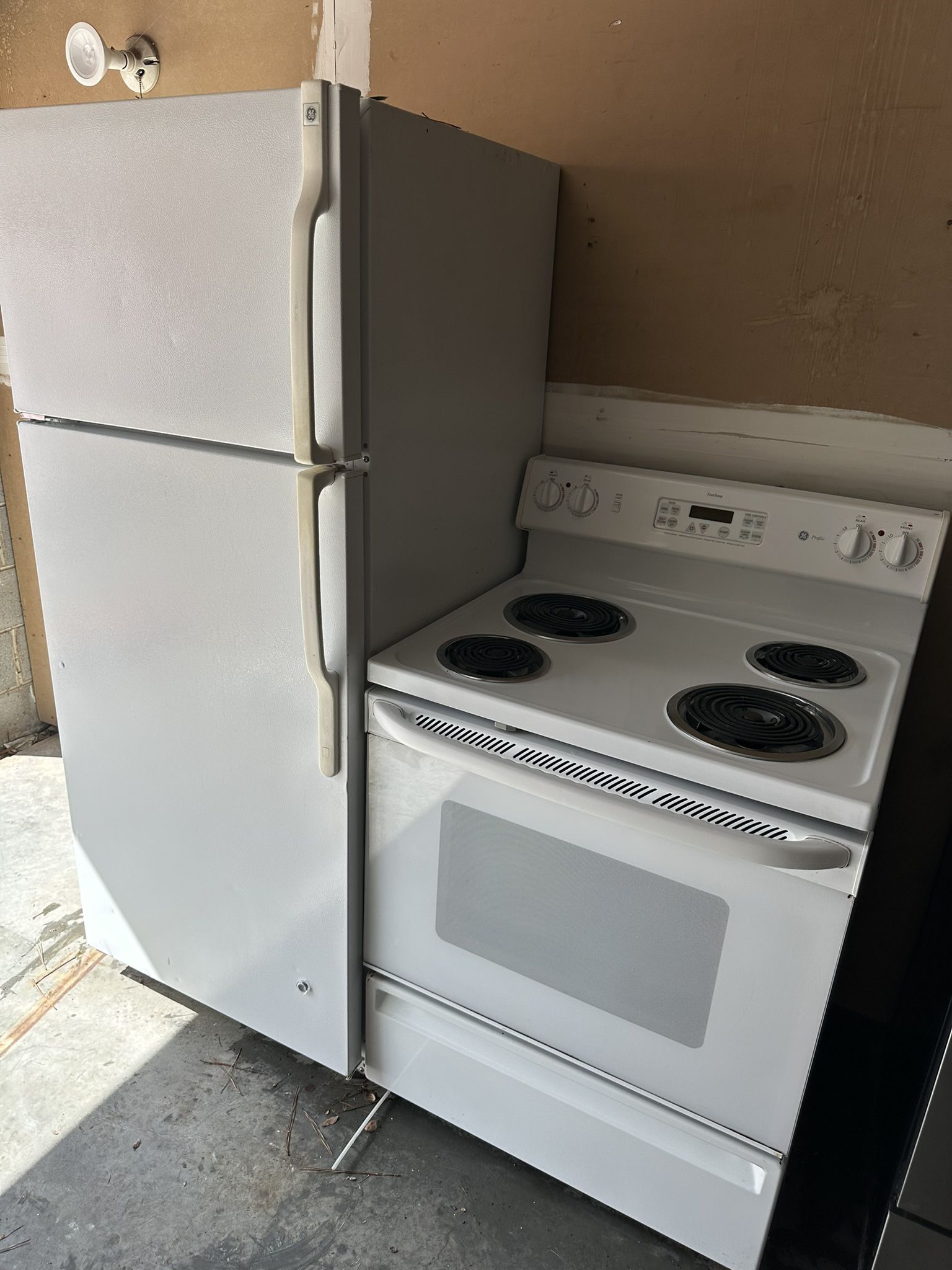 GE Refrigerator, Stove 
