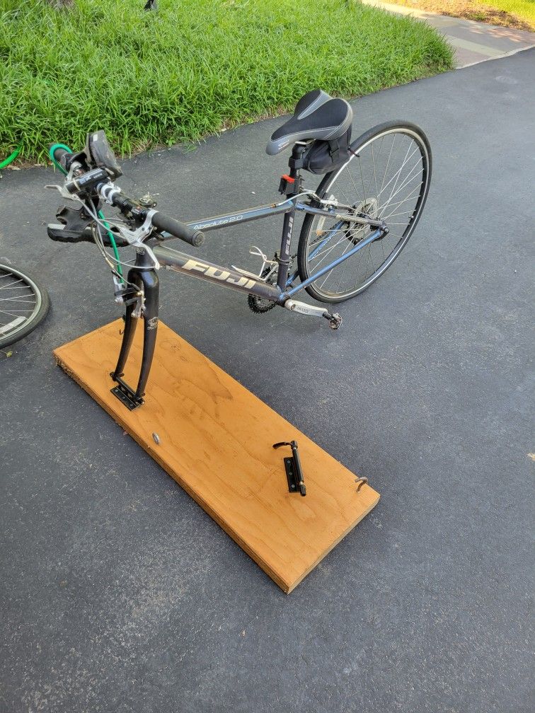 SUNLITE Fork Mount Bike Block (Bike Not Included)