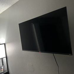 2 Smart TVs 