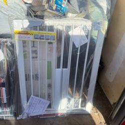 Extra Tall & Wide Safety Gate / Pet Gate - Fits Openings 29.7” - 46”