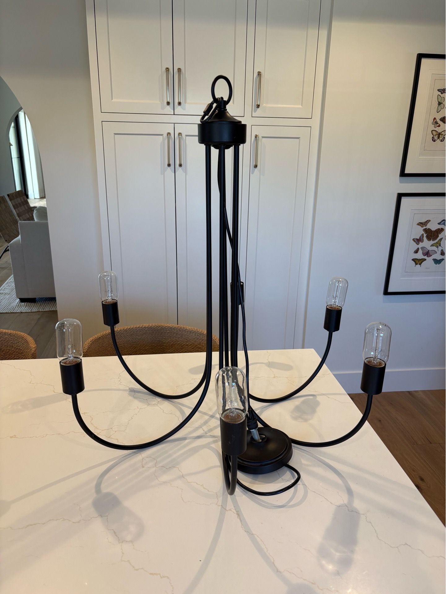 Chandelier with 5 of 6 light bulbs