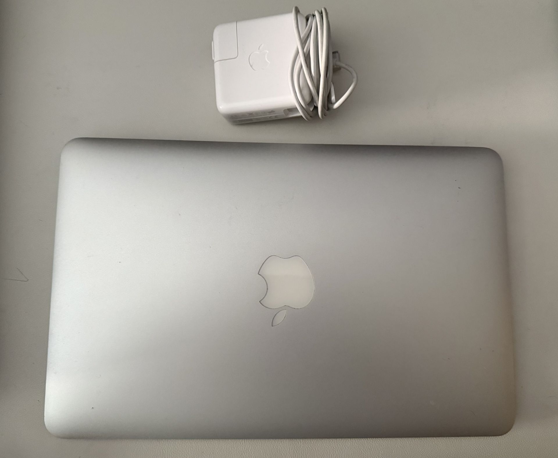 11 Inch 2015 MacBook Air I5 8GB Ram 128GB SSD Great Condition