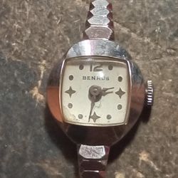 BENRUS 14 KARAT WHITE GOLD 17 JEWELS LADY WATCH 