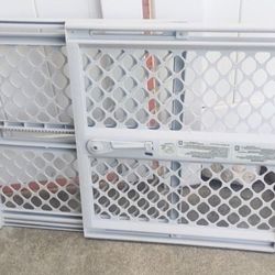 Pet Gate 26" T Extends from 26" to 40" Wide