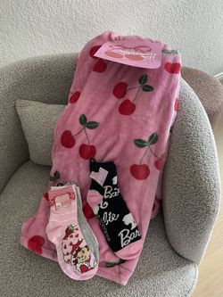 Pink Bundle Throw & Socks 