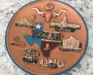 11 dishes/souvenirs from different cities and countries.  London, Glasgow (UK), Aruba, Niagara Falls (Canada), Texas, Baltimore, Michigan, New Hampshi