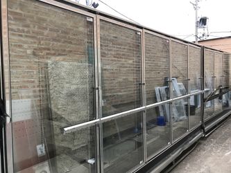 Reach in cooler / freezer
