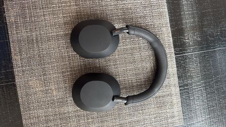 Black Sony headphones