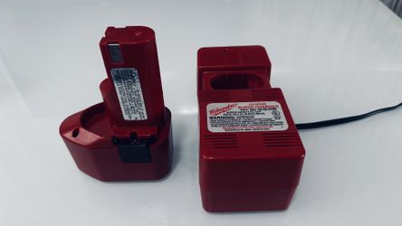 Milwaukee 12V 1/2 Hour Super Charger + Battery CAT NO. 48-59-0166 