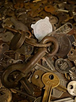 Bulk Lot of keys Vintage and Modern + 1 Vintage Pocket Oiler , 1 Vintage Mini Hand Pump Oiler,2 Vintage Sears/Craftsman Pocket Tool Keychains,1 Vinta