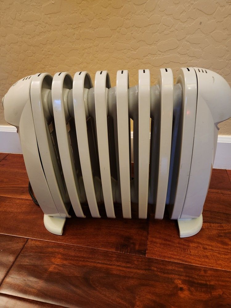 DeLonghi TRN0812T Portable Oil-Filled Radiator Heater