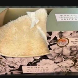 Womens Slippers 9/10 New In Box 