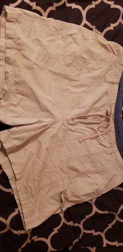 Womens plus beige shorts 22w. Nice with 4 pockets, light weight