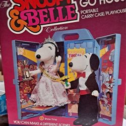 1982 Snoopy And Belle Show-n-Go House By Knickerbocker