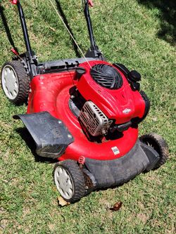 Lawn mower. Starts and runs good