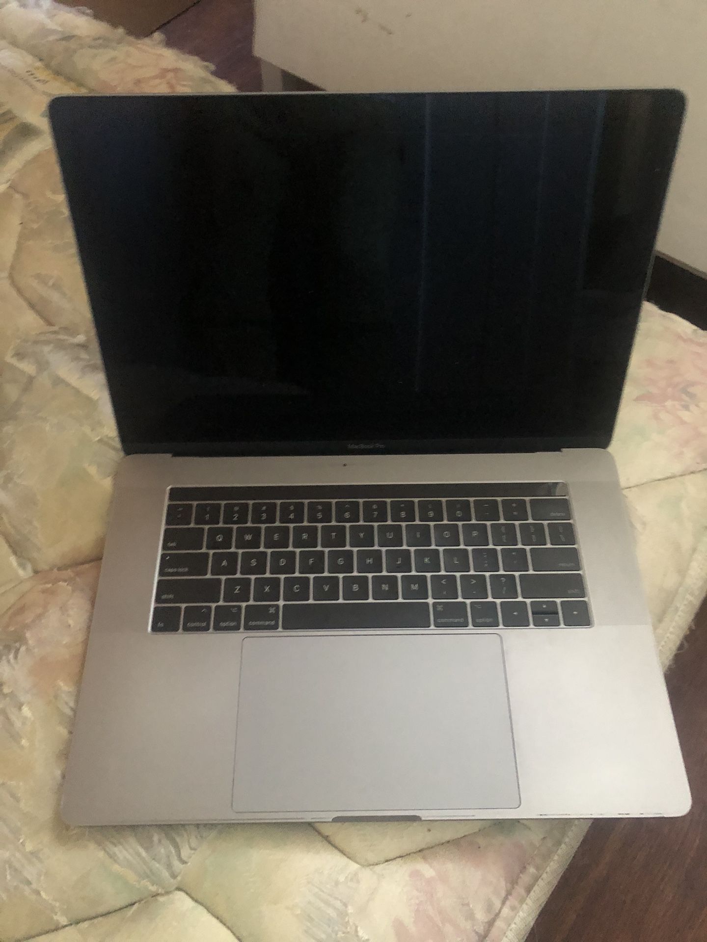 Apple MacBook Pro 15 Inch Touch 2017 Like New NO power
