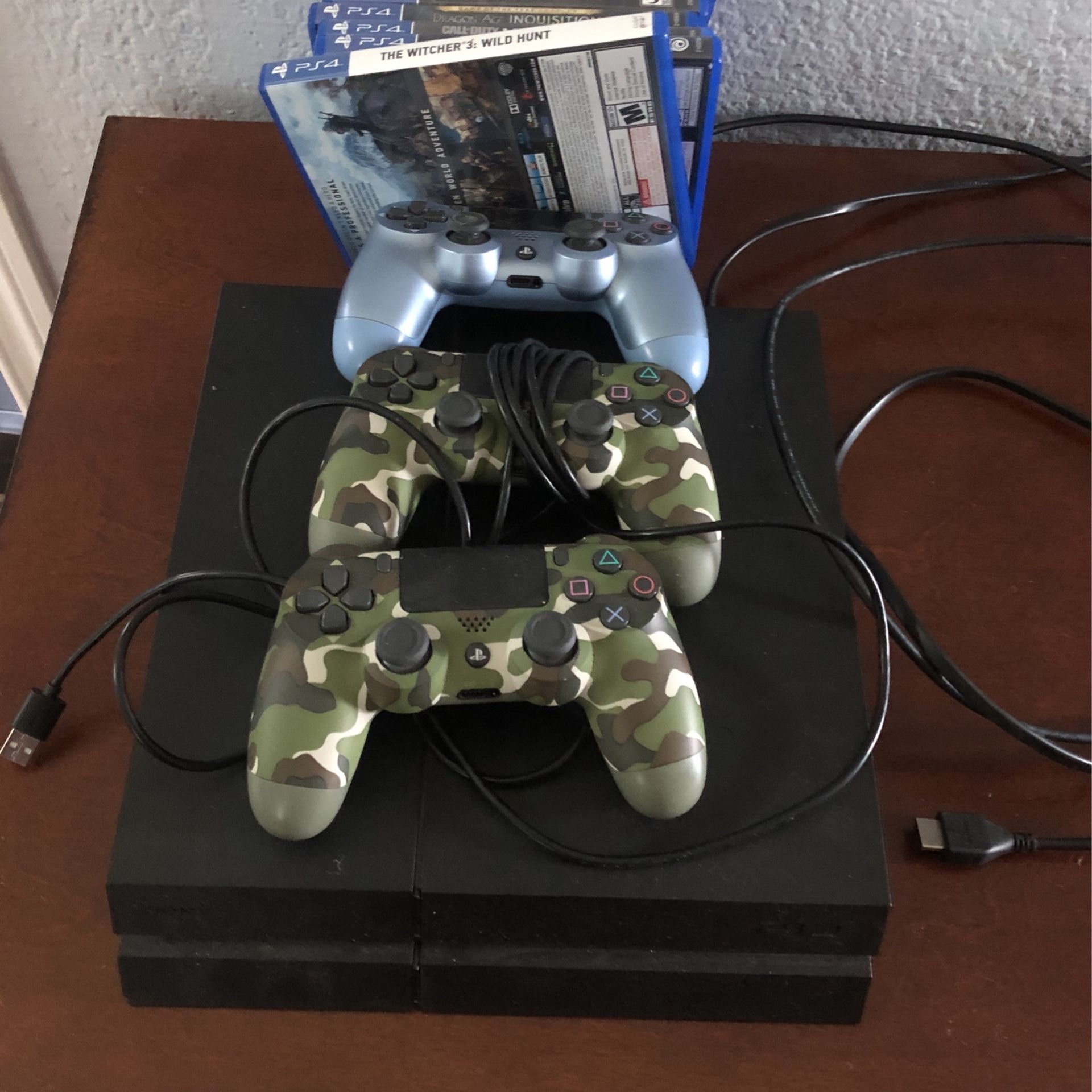 PS4  3 Controllers 10 Games