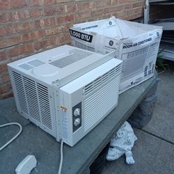 Like New GE 5,000BTU Room  Air  Conditioner 