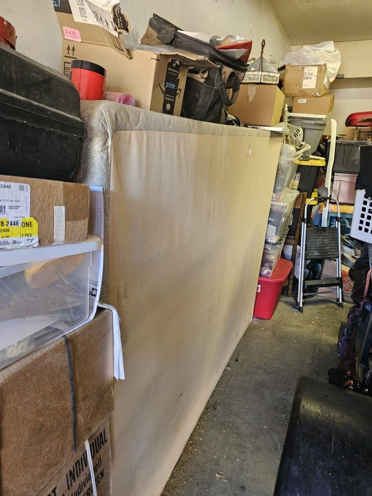 QUEEN SIZED BOX SPRING GREAT CONDITION