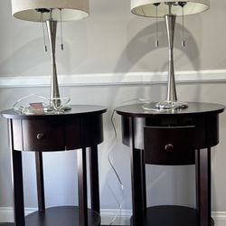 2 Nightstands and 2 lamps 