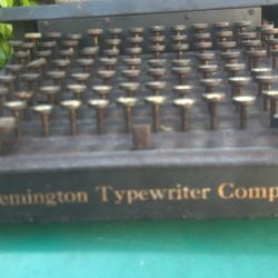 Vintage REMINGTON typewriter 