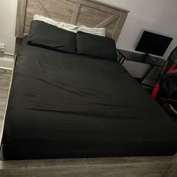 Queen Bed Includes Mattresses 