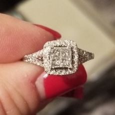  Vera Wang  Diamond ring