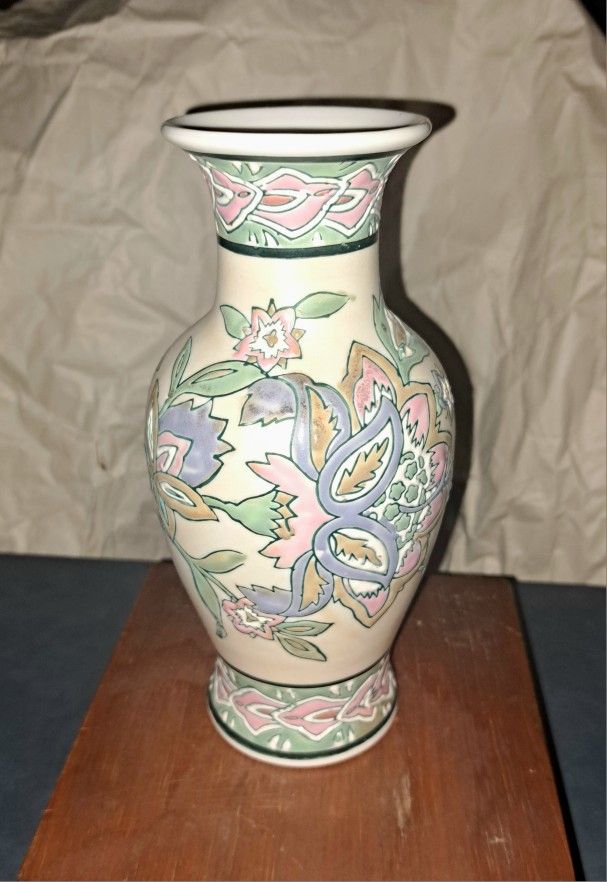 Beautiful vintage hand painted floral vase. 