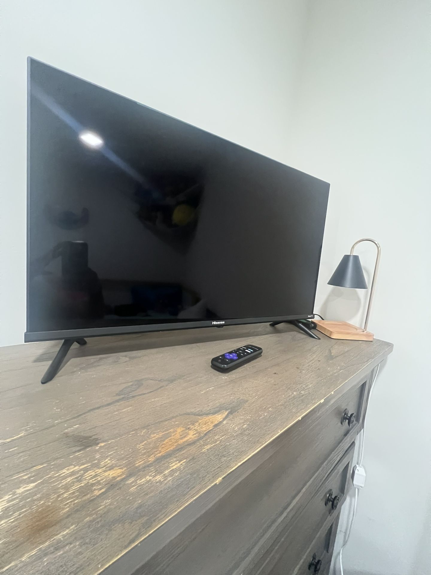 32 Inch Hisense Roku TV With Wall Mount 