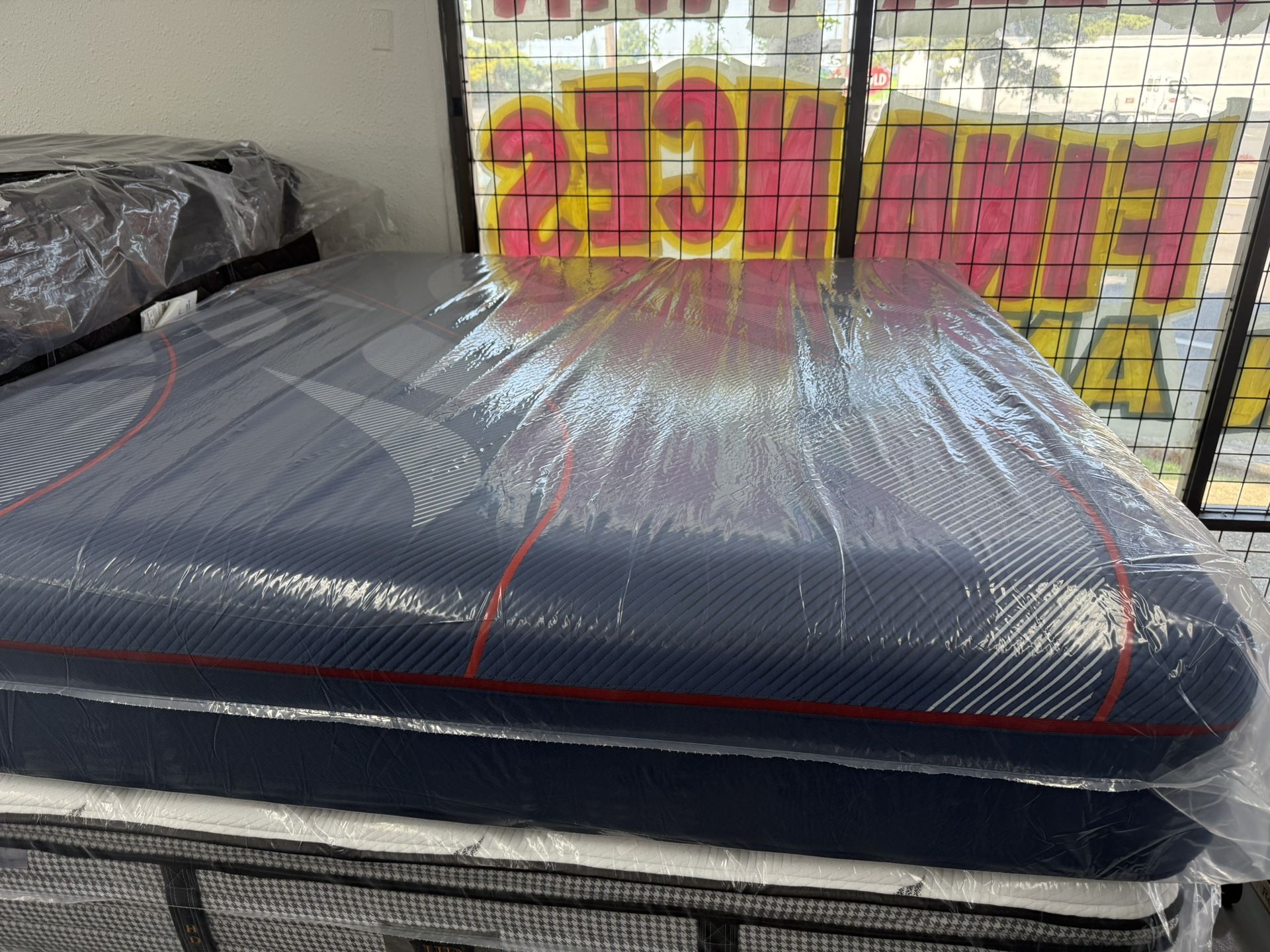 KING SIZE SEALY POSTUREPEDIC ELITE HYBRID MATTRESS & BOX SPRINGS BED SET