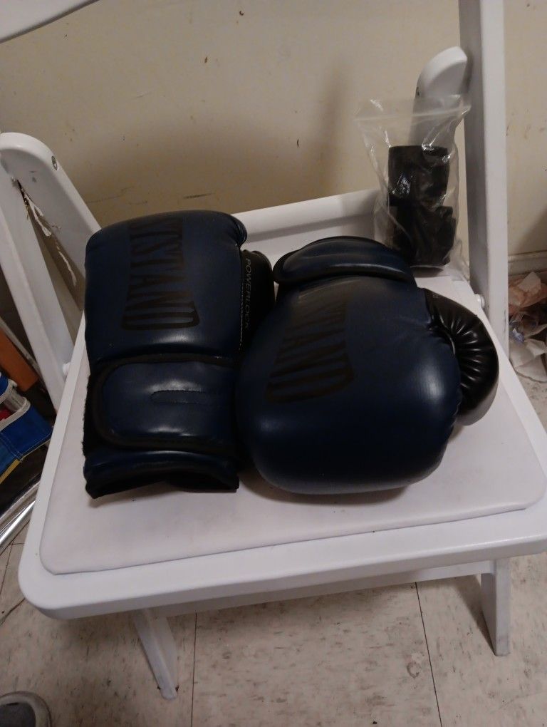 Boxing Gloves 10oz With Hand Wraps