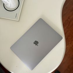 MacBook Pro 13” (2020) – Core i7 | 32GB RAM | 512GB SSD