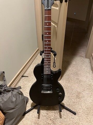 Les Paul Special Epiphone electric guitar with stand