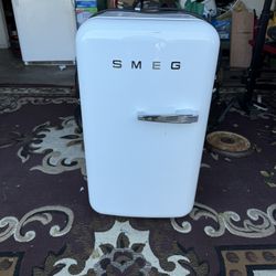 SMEG mini Fridge 