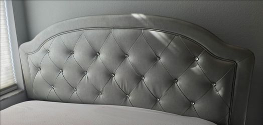Tufted platform bed Full size bedframe