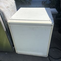 U-line Mini Fridge With Automatic Ice Maker 