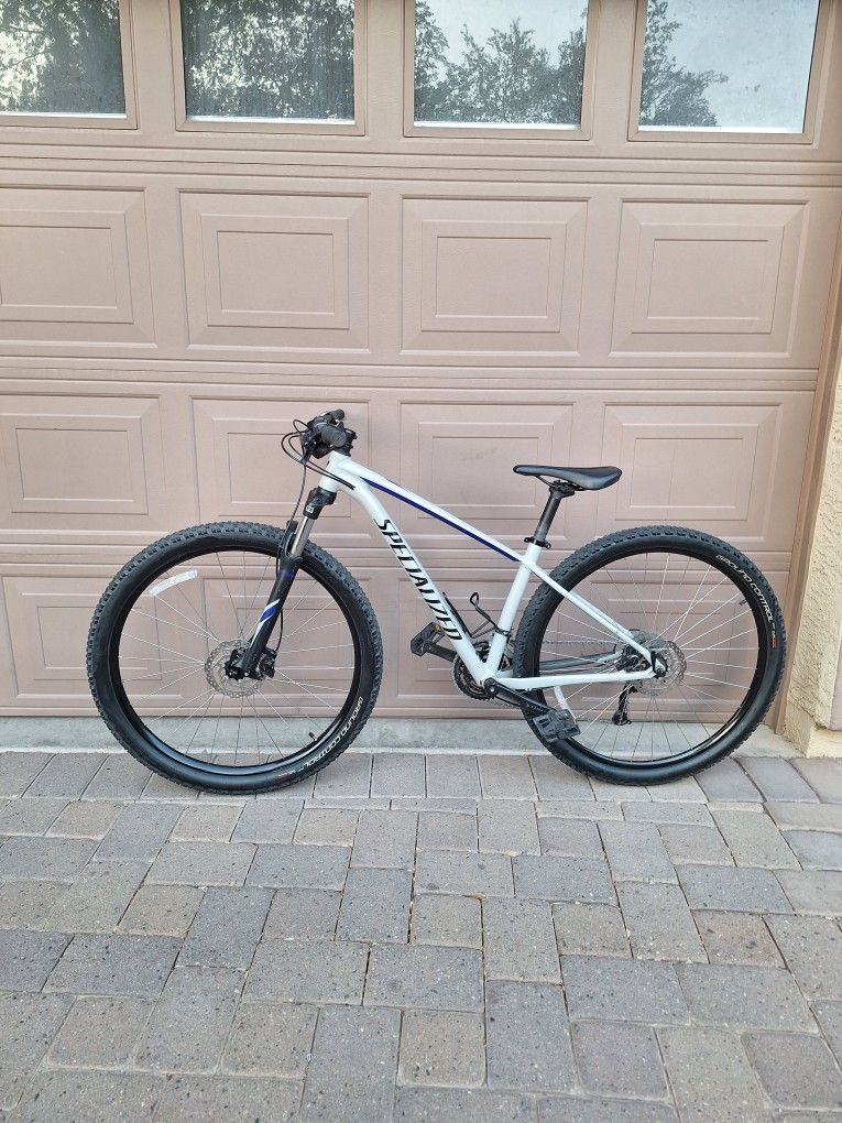 SPECIALIZED ROCKHOPPER SPORT 29 ER MOUNTAIN BIKE LIKE NEW ( CHECK MY OTHER BIKES)