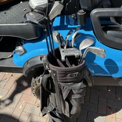 Mens complete golf club set. Right handed with golf bag