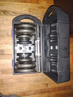 CAP 40LB.DUMBELL SET MISSING 1 COLLAR AND 2:2.5 WEIGHTS.APPROXIMATELY 30 LBS ASKING $20 CASH.