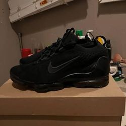 Nike Vapormaxes Size  7 Open To Trades