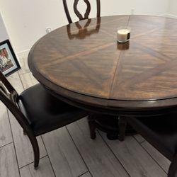 round dinning table and chair